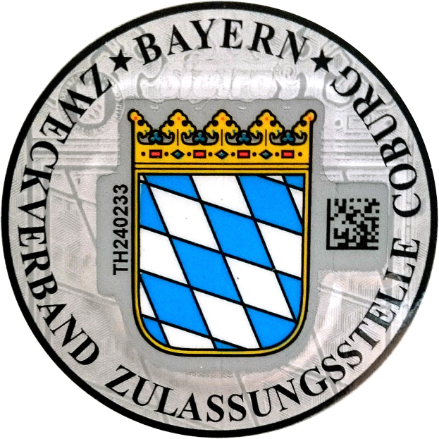 Logo des bayerischen Wappens mit einem blauen Schild, einem weißen Stern, einem gelb-weißen Karomuster, einem weißen Rand und dem schwarzen Text 'Bayerisch'.