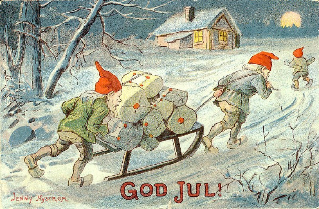 Vintage-Weihnachtsgrußkarte mit zwei Zwergen, die einen Schlitten mit Geschenken durch den Schnee ziehen, mit Bäumen, einem Haus und einem Mond im Hintergrund und der Aufschrift "God Jul".