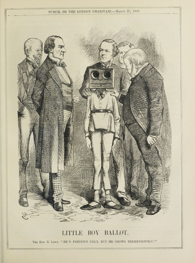 Kind steht in der Mitte eines Papiers, das eine Kamera hält, umgeben von einer Gruppe von Menschen, mit dem Text "Kleiner Junge Stimmzettel" unten.