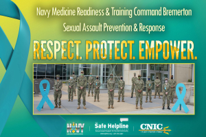 Plakat für das Sexual Assault Prevention & Response-Programm des Navy Medicine Readiness & Training Command Bremerton, das uniformierte Personen vor einem Gebäude mit dem Text "Respekt, Schutz, Ermächtigung" zeigt.