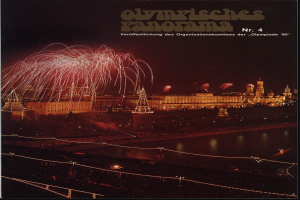 Plakat für die Olympischen Spiele in Moskau 1980 mit beleuchteter Brücke über Wasser, Feuerwerk am Nachthimmel und Gebäuden im Hintergrund mit Text.