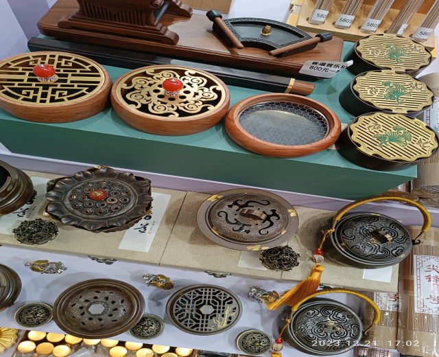 Ein Tisch mit verschiedenen chinesischen Räucherstäbchen, Boxen, Papieren mit Text und anderen Gegenständen, die wahrscheinlich für ein chinesisches Neujahrsfest arrangiert sind.