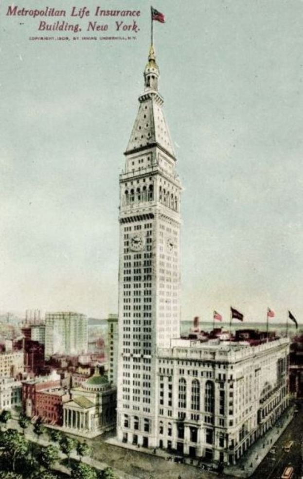 Alte Ansichtskarte des Metropolitan Life Insurance Building in New York City, die eine belebte Stadtlandschaft mit Gebäuden, Bäumen und Fahrzeugen zeigt und den Text "Metropolitan Life Insurance" oben.