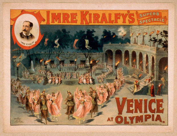 Plakat für Imre Kiralfys Super-Spektakel in Venedig, das kostümierte Darsteller vor einem gebogenen und säulenreichen Gebäude mit Laternen und Bäumen im Hintergrund zeigt.