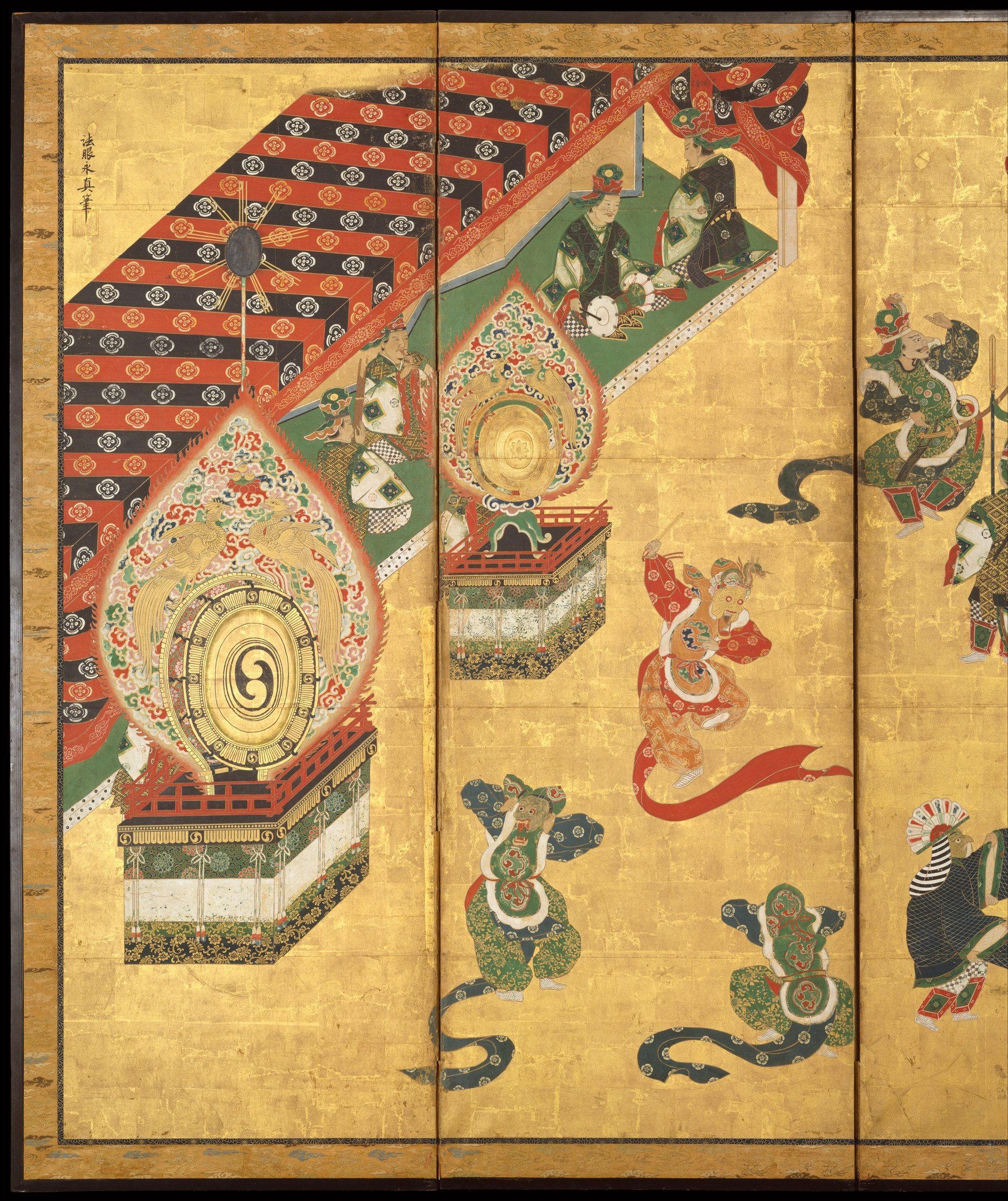 Japanisches Vier-Paneel-Bildschirm mit einer Malerei eines Mannes und einer Frau vor einem schwarzen Hintergrund, mit leuchtenden Farben und detaillierten Elementen.