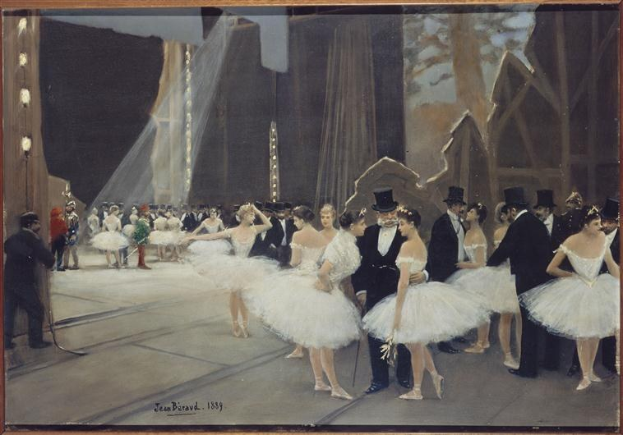 Gemälde mit dem Titel "Tanz an der Oper" von Jean Beraud (1889), das eine Gruppe von Tänzern in weißen Tutus und Hüten auf einer hell erleuchteten Bühne zeigt, die von einem Fotorand umgeben ist.