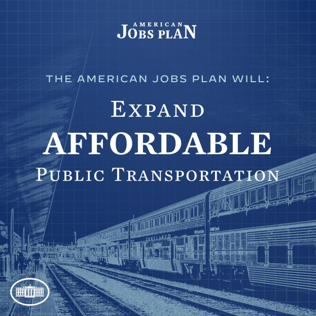 Plakat mit einem Zug auf einem Gleis mit mehreren Menschen in der Nähe, begleitet von einem Text, der "The American Jobs Plan Will Expand Affordable Public Transportation." lautet.