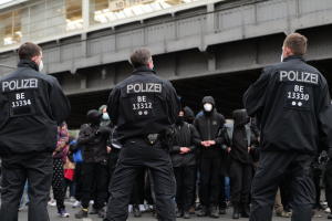 POL-D: Altstadt/Zentrum - Mann im Polizei-T-Shirt beleidigt Polizeibeamte - Mehrere Anklagepunkte erhoben