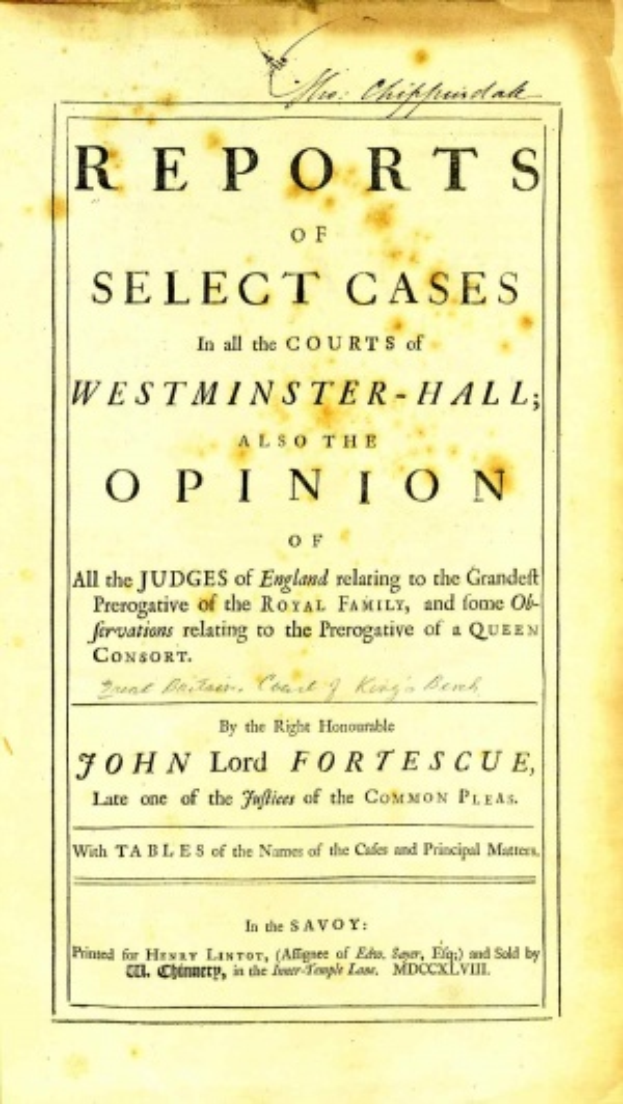 Ein altes Buch mit dem Titel 'Berichte über ausgewählte Fälle in den Gerichten von Westminster-Hall sowie die Meinung von John Lord Fortescue' liegt aufgeschlagen da, das eine Seite mit schwarzem Text zeigt.
