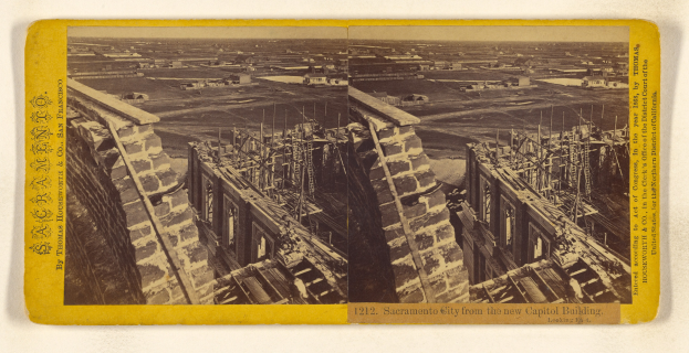 Schwarz-weiß-Foto eines Gebäudes im Bau mit verstreuten Werkzeugen und Materialien, überlagert mit einer Collage aus zwei Bildern und Text auf einer weißen Oberfläche.