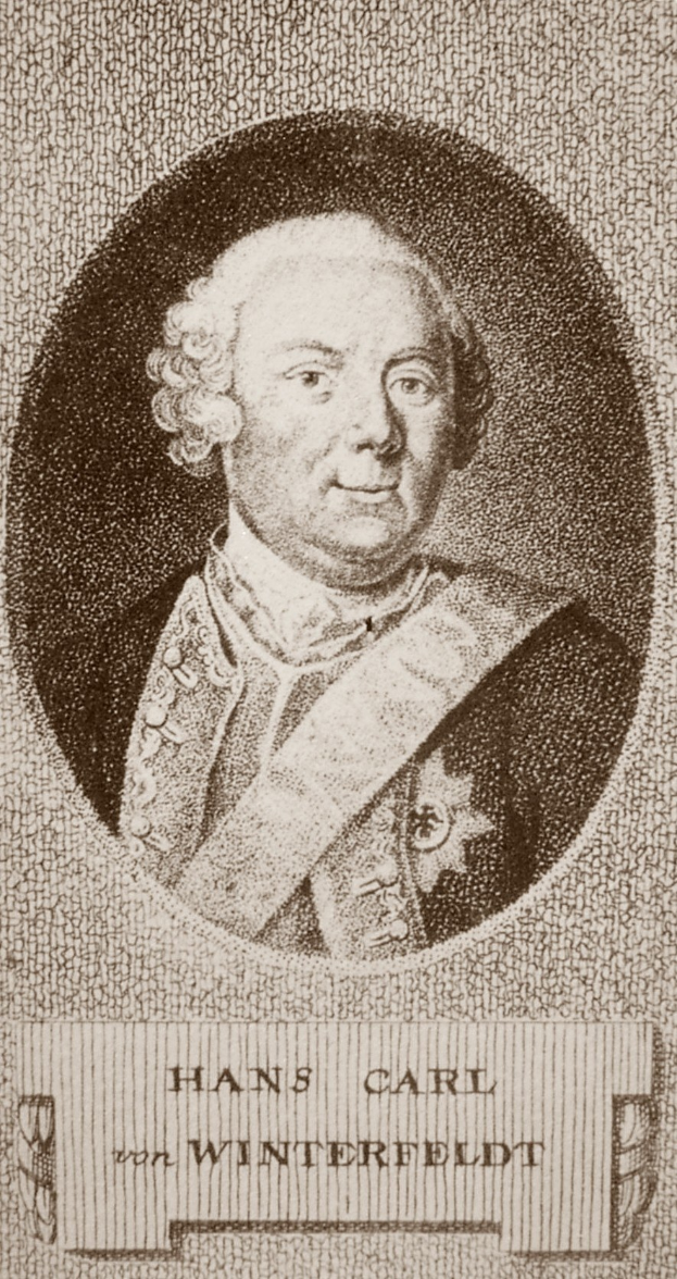 Portr├Ąt von Hans Carl von Winterfeldt in Schwarzweiß mit ernstem Gesichtsausdruck und Text unten.