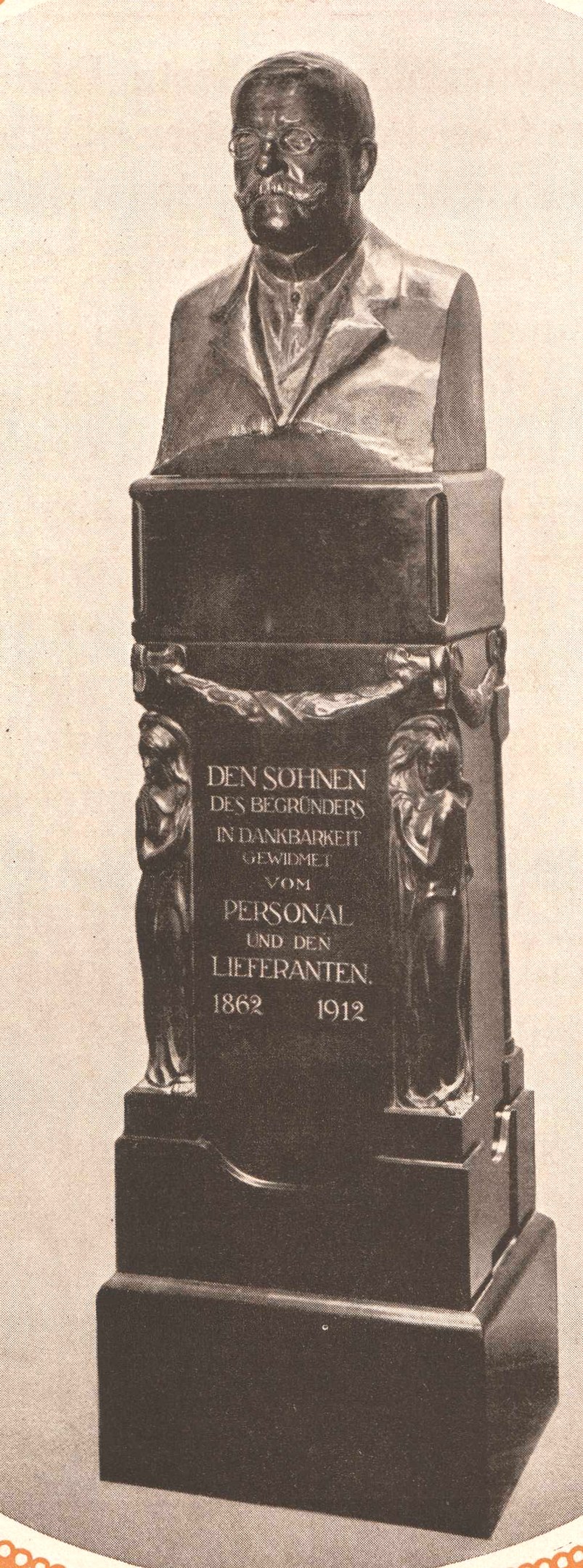 Schwarz-weiß-Foto einer Büste eines Mannes im Anzug und Schlips, mit Gedenktext beschriftet, mutmaßlich ein Denkmal für den Gründer der deutschen Volksbefreiungsbewegung.