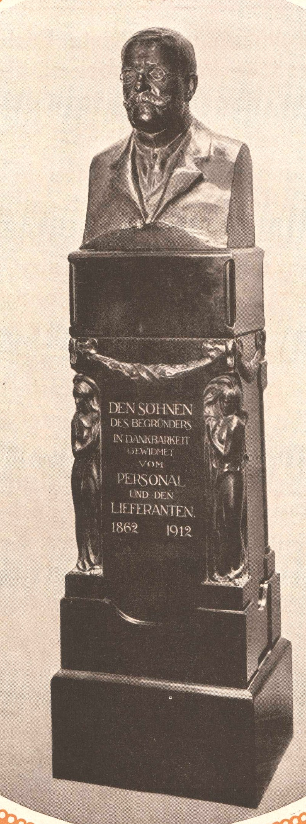 Schwarz-weiß-Foto einer Büste eines Mannes im Anzug und Schlips, mit Gedenktext beschriftet, mutmaßlich ein Denkmal für den Gründer der deutschen Volksbefreiungsbewegung.