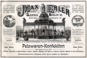 Eine Vintage-Reklame für Max Erler Leipzig in Berlin, Deutschland, die eine Gruppe von Menschen vor einem Gebäude mit Text zeigt, der ein Ereignis ankündigt.