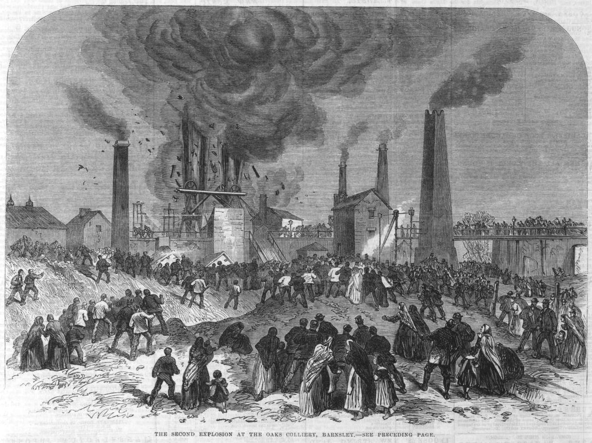 Schwarze Zeichnung einer Menge vor einer Fabrik mit Rauch aus Schornsteinen und Häusern im Hintergrund, betitelt "Die zweite Explosion im Oaks Colliery, Bakersley, England."