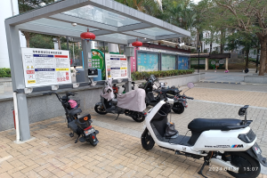 GER-D: Verkehrsunfall in Oberbilk - E-Scooter-Fahrer prallt gegen Wand - Zwei Verletzte - Verdacht auf Alkoholeinfluss