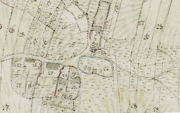 Detailierte alte Stadtkarte mit nummerierten Gebäuden, Straßen und Text, die eine geplante Entwicklungsstelle am unteren Rand anzeigt.