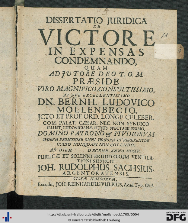 Offenes Buch mit dem Titel "Dissertation Juridica de Victore in Expensas Condemando" und sichtbarem Text auf der Seite, wahrscheinlich juristische Dokumente.