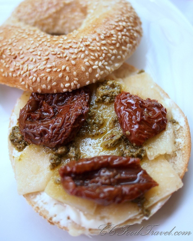 Ein Nahaufnahme eines Burgers mit verschiedenen Toppings auf einem Teller.