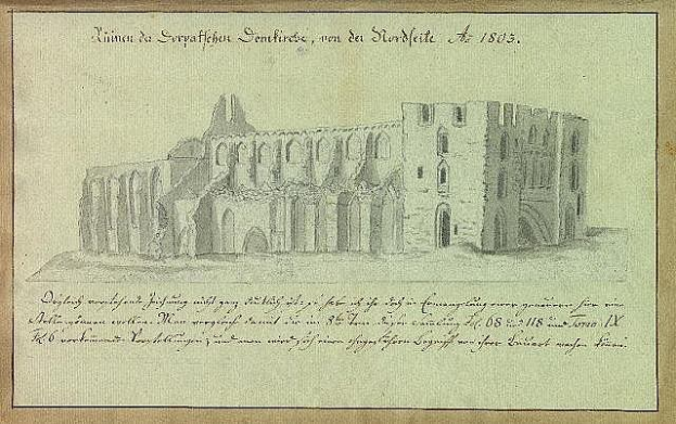 Ein detailliertes Skizze einer ruinierten Kirche in Deutschland, umgeben von Grün, begleitet von einem Papier mit Text und zusätzlichen architektonischen Details.