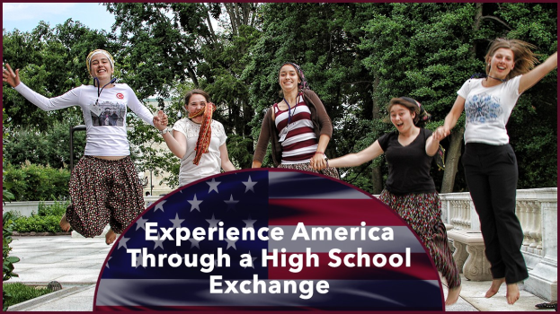 Eine Gruppe strahlender Frauen, die in der Luft springen, umgeben von Bäumen, Pflanzen und einem klaren blauen Himmel, mit Text unten: "Erlebe Amerika durch einen High School Austausch."