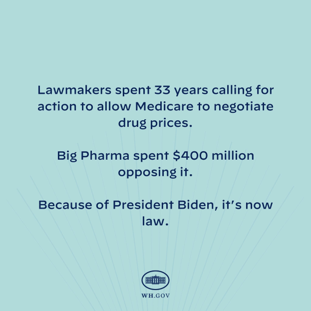 Blauer Hintergrund mit fetter weißer Schrift, die besagt "Lawmakers Spent 33 Years Calling for Action to Allow Medicare to Negotiate Drug Prices" und ein Logo unten.