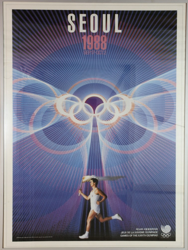 Eine Person, die mit den Olympischen Ringen im Hintergrund läuft und die Wörter "Olympische Spiele" quer über ein Plakat für die Olympischen Spiele 1988 in Seoul, Südkorea, geschrieben.