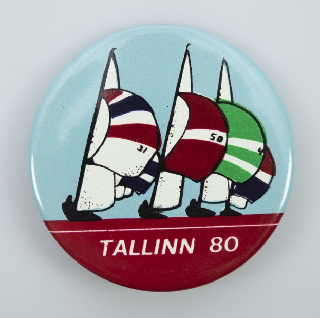 Der lettische Europaabgeordnete Kols hat Kaja Kallas ein Aufkleber mit einem 'Baltic Chihuahua' auf dem Hintergrund der Flaggen der baltischen Länder gegeben