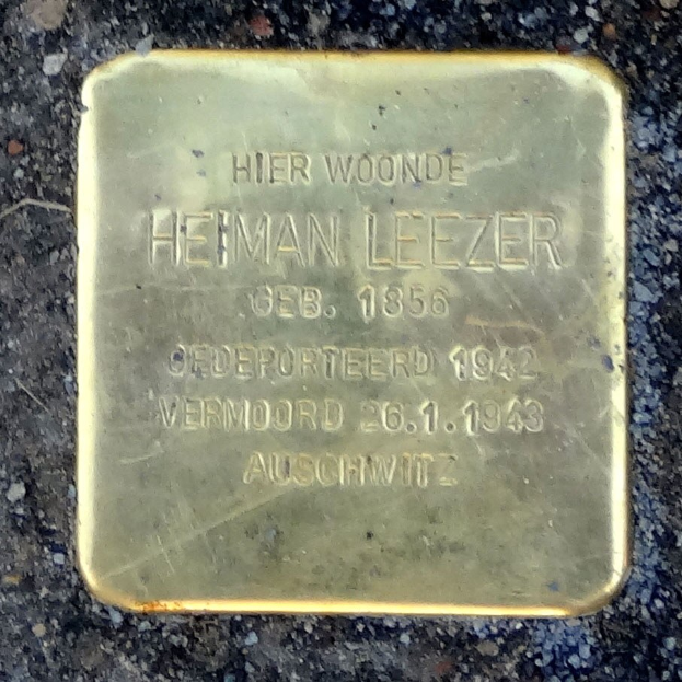 Eine Messingtafel am Boden mit der Inschrift "Hier Wohnte Heiman Leezer", ein Denkmal für einen deutschen Soldaten, der im Zweiten Weltkrieg starb.