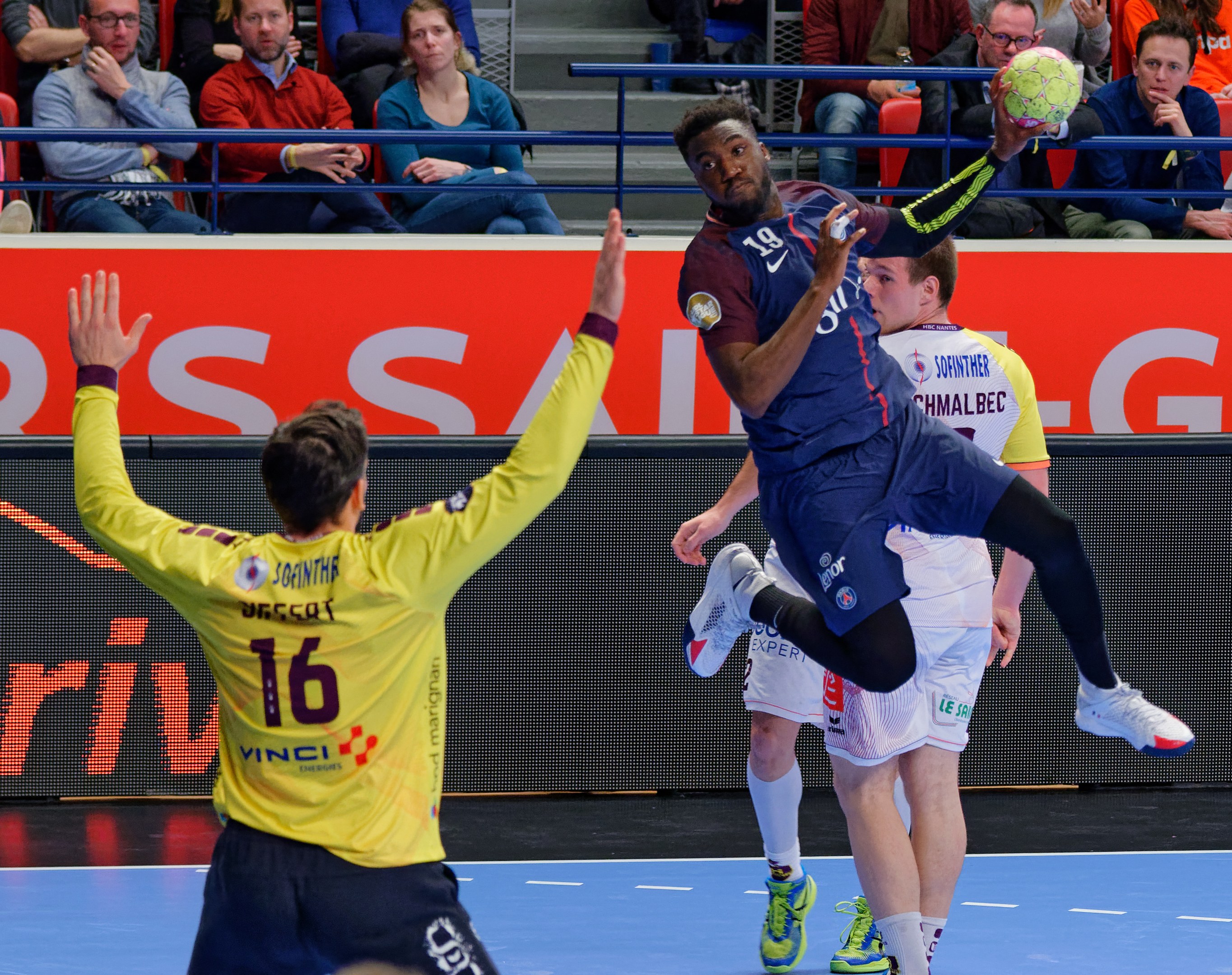 Eine Gruppe von Männern spielt Handball auf einem Court mit einem Ball in der Luft, in einer Stadionatmosphäre während des Futsal-Weltmeisterschaftsspiels 2019 zwischen Paris Saint-Germain und Bordeaux.