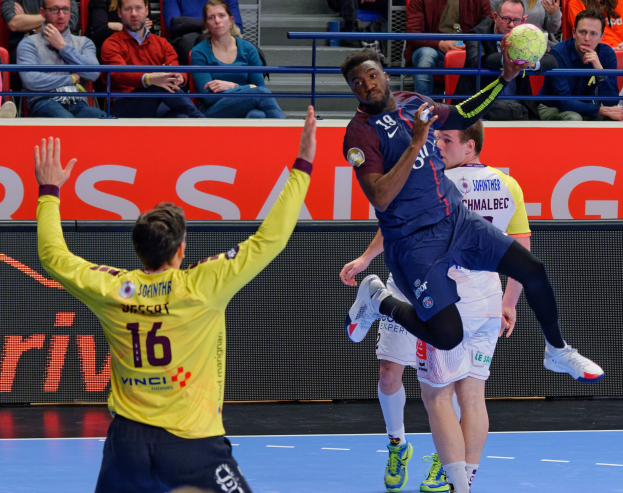 Eine Gruppe von Männern spielt Handball auf einem Court mit einem Ball in der Luft, in einer Stadionatmosphäre während des Futsal-Weltmeisterschaftsspiels 2019 zwischen Paris Saint-Germain und Bordeaux.
