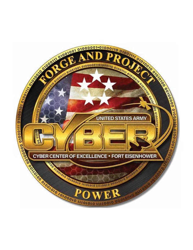 Logo des United States Army Cyber Center of Excellence, Fort Eisenhower, mit einem blauen Kreis mit einem weißen Stern, einem weißen Rand und der Schrift "Forge and Project Cyber Power" darunter in fetter schwarzer Schrift.