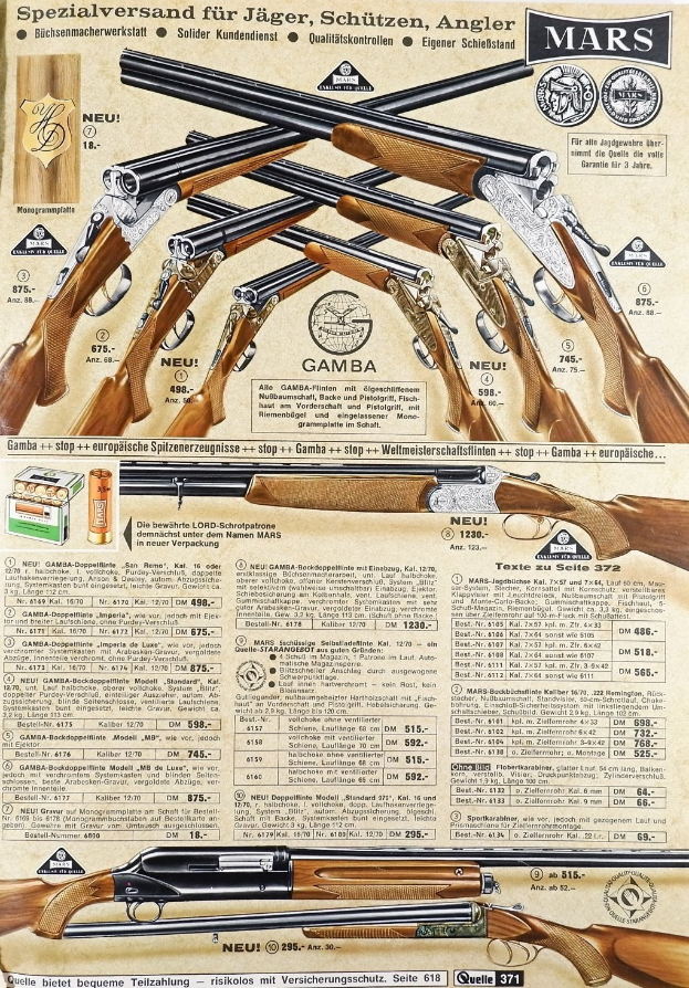 Anzeigetafel mit mehreren Gewehren in Reihen mit sichtbarem Text und Gewehrbildern.