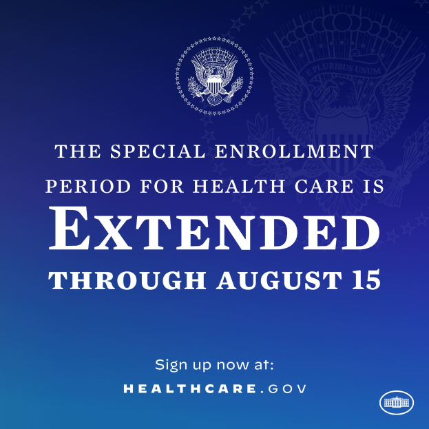 Plakat mit Text und Logo, das besagt "Die spezielle Anmeldephase für die Gesundheitsversorgung ist bis zum 15. August verlängert."