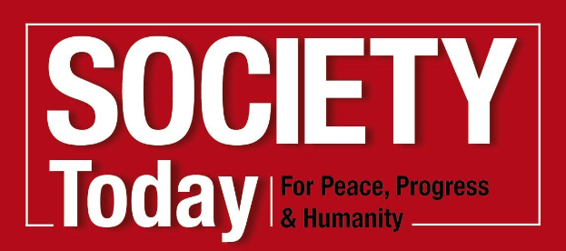 Plakat mit fettem schwarzem Text "Gesellschaft heute für Frieden, Fortschritt & Humanität" auf weißem Hintergrund, umrahmt von einem gelben Rand, mit einer bunten Illustration einer Person mit ausgebreiteten Armen.