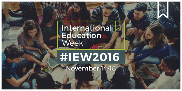 Gruppe von Menschen, die auf einer Couch sitzen, einige halten Bücher und Stifte, mit dem Text "International Education Week IEW 2016" in der Mitte, die scheinbar in ein Gespr├Ąch vertieft sind.