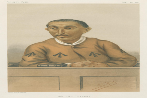 Ein Mann in einem weißen Hemd und dunklen Hosen sitzt an einem Tisch und schaut ernst, mit dem Text "Die Rasenbetrügereien" unten im Bild.