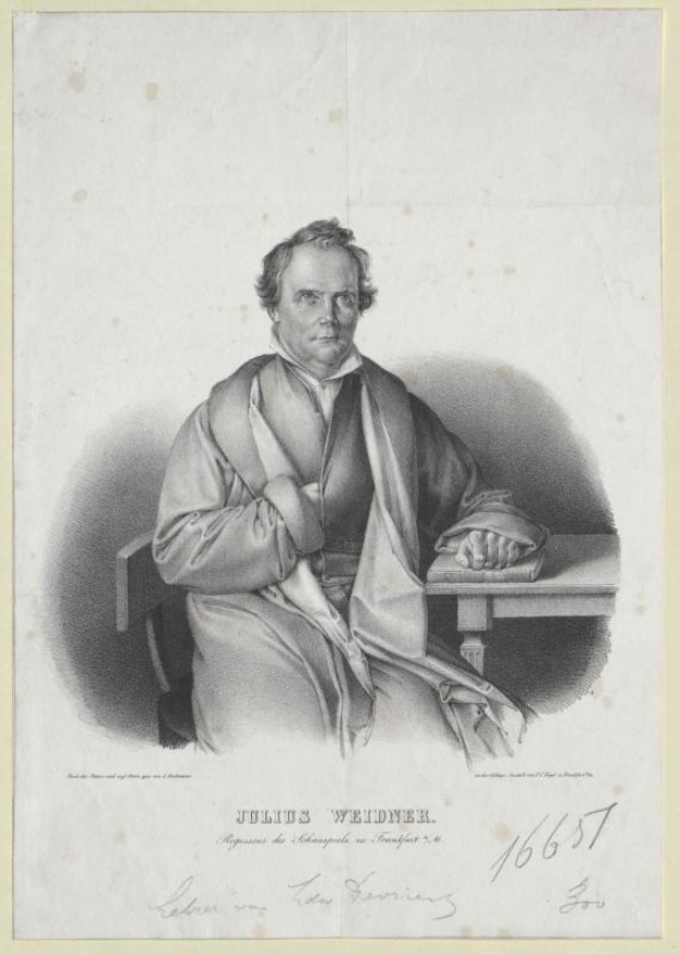 Portrait von Julius Weidner, einem deutschen Philosophen, der an einem Tisch sitzt und einen Anzug und eine Krawatte trägt und einen ernsten Gesichtsausdruck hat, die Hände auf dem Tisch ruhen und der Blick auf den Betrachter gerichtet ist.