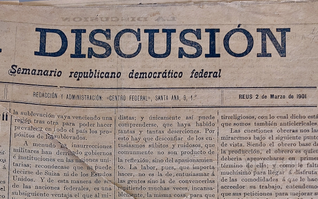 Zeitung mit gelbem, zerknittertem Papier mit der ├ťberschrift "Semanario Rep├║blicano Democr├ítico Federal" und dem Wort "Diskussion" in schwarzer Tinte.