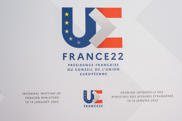 Plakat mit der Aufschrift "Frankreich 22 - Informelles Treffen der Außenminister" und dem EU-Logo mit einem blauen Kreis, einem weißen Stern und einem weißen Rand.