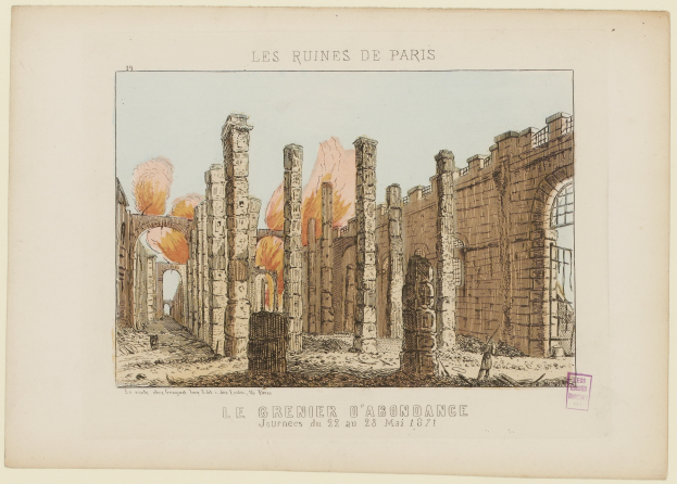 Eine Zeichnung eines zerstörten Gebäudes mit bröckelnden Wänden und zerbrochenen Fenstern, mit einem hellen orangefarbenen und gelben Feuer im Hintergrund, auf einem Papier mit etwas Text.