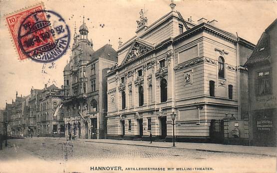 Schwarz-weisse Postkarte einer Stra├če in Hannover, Deutschland, mit Geb├Ąuden, Stra├čenmasten, Lichtern, Passanten und Himmel, mit Text und einer Briefmarke unten.