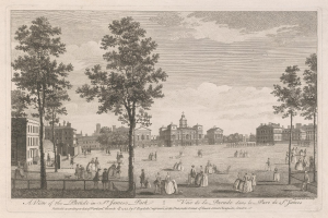 Eine Gruppe von Menschen, die in St. James Park stehen und sitzen, mit Bäumen und Gebäuden im Hintergrund, unter einem bewölkten Himmel und Text am unteren Bildrand.