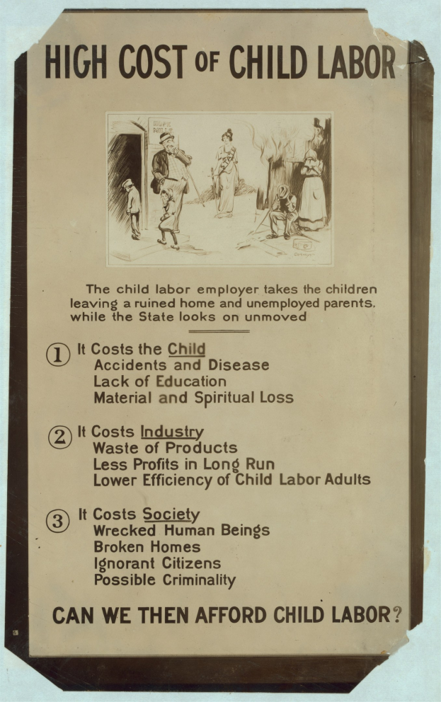 Plakat mit der Aufschrift "Hohe Kosten der Kinderarbeit" auf blauem Hintergrund, weißer Text und weißem Rand, mit kreisförmiger Anordnung verschiedener Gesichter um die Überschrift.