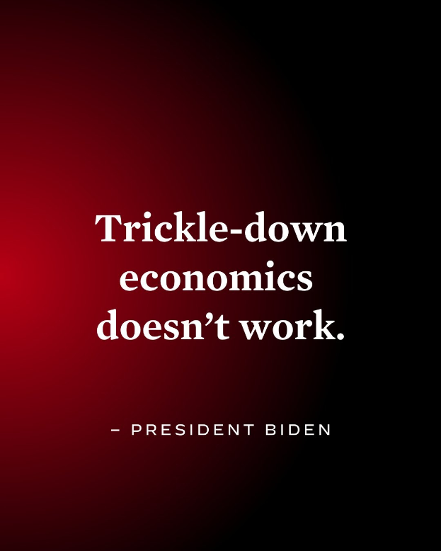 Plakat mit fettem schwarzem Text "Trickle-Down Economics Doesn't Work" auf weißem Hintergrund, eingerahmt von einem dünnen schwarzen Rand, begleitet von einem Zitat des Präsidenten.