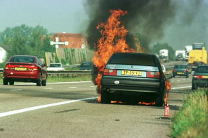 FW-Langenfeld: Verkehrsunfall mit brennendem Auto auf der A3