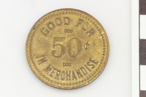 Eine Goldmünze mit der Aufschrift "Gut für 50 in Ware" auf einem weißen Hintergrund.