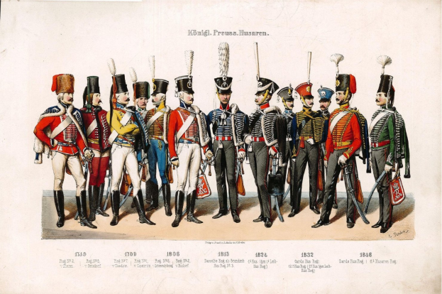 Eine Gruppe von Männern in deutschen Infanterieuniformen aus dem Jahr 1836 steht in einer Reihe, trägt Mützen und hält verschiedene Gegenstände, mit dem Text '1836 Deutsche Infanterie' unten.