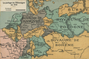 Ein Plakat, das eine Karte von Europa mit hervorgehobenen Provinzen von Frankreich und Deutschland zeigt, begleitet von Text, der Städte, Flüsse und geografische Merkmale beschreibt.