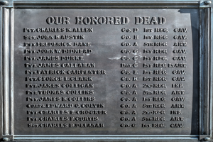 Bronzene Gedenktafel an der Außenseite eines Gebäudes mit der Inschrift "Unsere Ehrenvollen Toten".